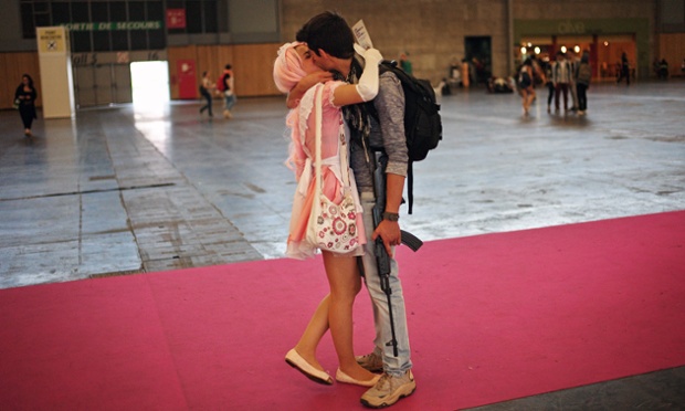 Cặp đôi hôn nhau tại triển lãm Japan Expo ở Villepinte, bắc thành phố Paris, Pháp.