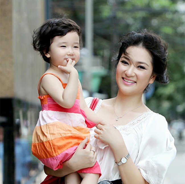 Những hoa hậu Việt lặng lẽ nuôi con một mình