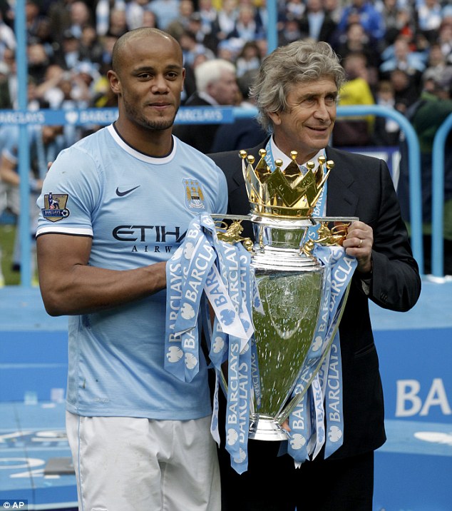 HLV Pellegrini cùng đội trưởng Kompany nâng cúp vô địch Premier League