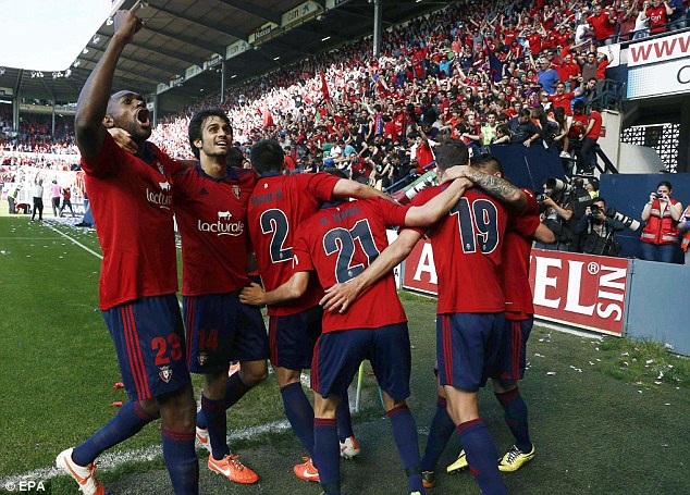 Các cầu thủ Osasuna ăn mừng ở phút 12 dẫn tới thảm kịch
