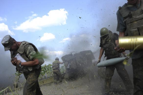Các thành viên của một đơn vị pháo binh Ukraine nã đạn vào các tay súng ly khai ở gần thị trấn Pervomaisk, vùng Luhansk, miền đông Ukraine.