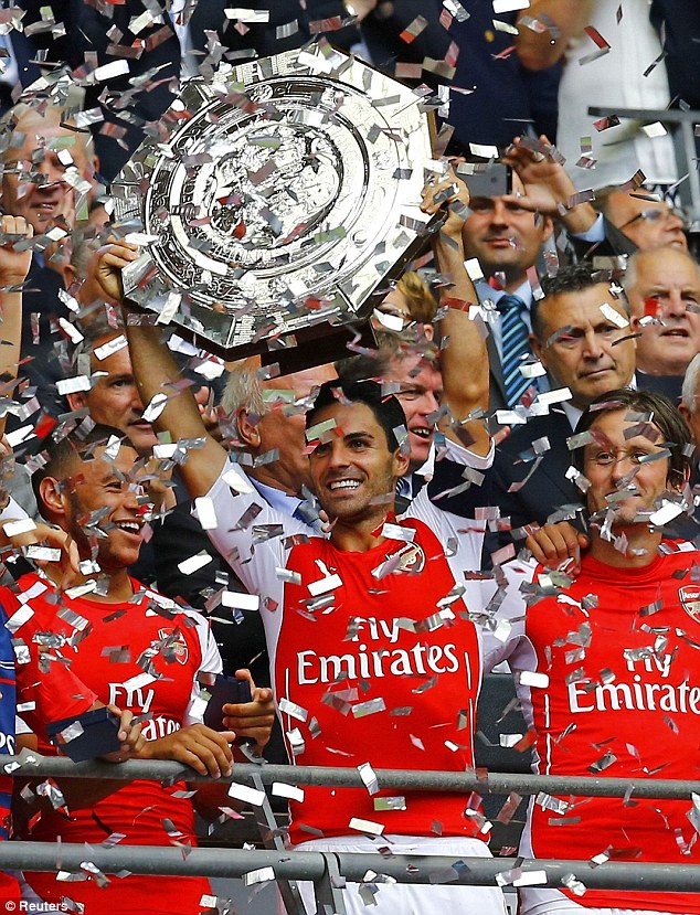 Mikel Arteta - đội trưởng mới của Arsenal, nâng cao chiếc mâm bạc danh giá
