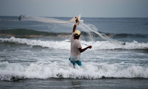 Một ngư dân Palestine quăng chài đánh cá trên bãi biển gần thành phố Gaza.
