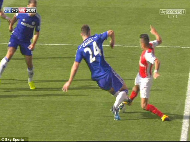 Gary Cahill vào bóng thô bạo với Sanchez