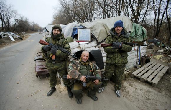 Các tay sung ly khai thân Nga bảo vệ một điểm kiểm soát tại khu vực Spartak, gần sân bay quốc tế Sergey Prokofiev ở Donetsk, miền đông Ukraine.