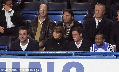 John Terry, siêu mẫu Vanessa Perroncel và đồng đội cũ Wayne Bridge vẫn là bạn tốt, cho tới khi scandal bị bóc mẽ hồi đầu năm 2010