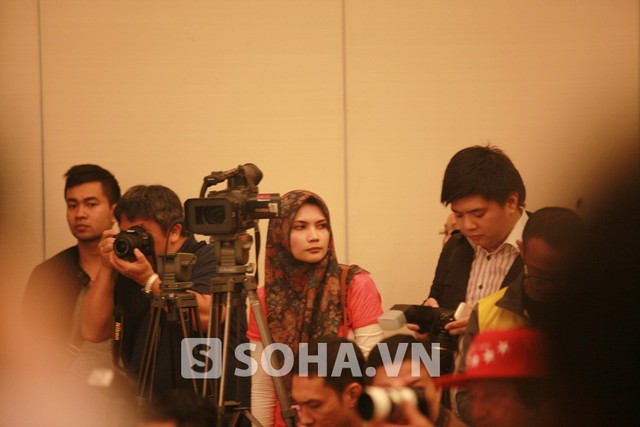 Cô gái quay phim thuộc đoàn truyền hình tới từ Indonesia