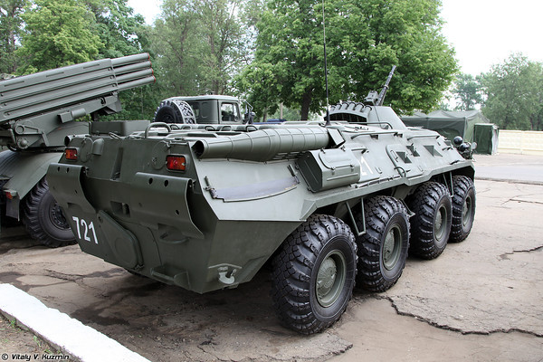Mẫu xe bọc thép chở quân BTR-80 được trang bị 1 súng máy hạng nặng cỡ nòng 14,5mm, súng máy đồng trụng PKT cỡ nòng 7,62mm. Xe có khả năng chở 7 lính bộ binh được trang bị đầy đủ.