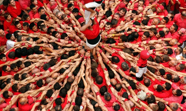 Nhóm Colla Joves Xiquets de Valls kết hợp dựng thành tháp người tại lễ hội Sant Joan ở Valls, Tây Ban Nha.