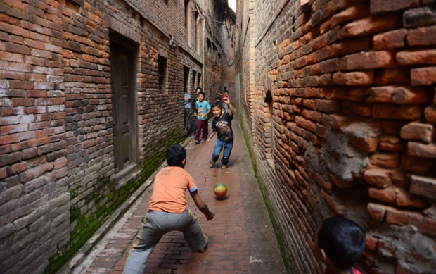 Trẻ em chơi bóng đá trong một ngõ hẹp ở Bhaktapur, gần thủ đô Kathmandu, Nepal.