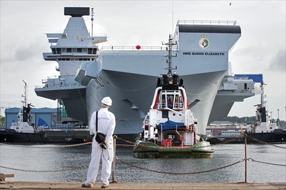 HMS Queen Elizabeth dự kiến sẽ được trang bị 12 chiếc máy bay chiến đấu tàng hình F-35B, 9 chiếc Merlin và từ 4-5 chiếc máy bay cảnh báo sớm.