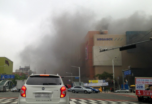 Khói đen bốc lên từ hiện trường vụ hỏa hoạn tại bến xe bus Goyang ở thành phố Goyang, Hàn Quốc. Vụ hỏa hoạn khiến ít nhất 7 người thiệt mạng và 27 người bị thương.