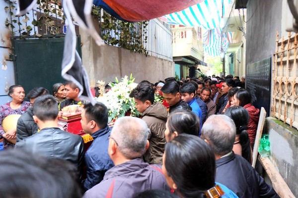Bạn gái DJ trẻ tử nạn trong vụ “xe điên” ở Hà Nội khóc ngất trong đám tang 7