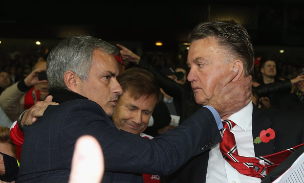 Bỏ qua vẻ lạnh lùng, Mourinho ôm chầm lấy thầy cũ Louis Van Gaal 7