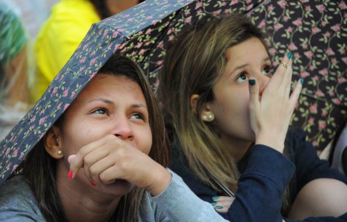Hàng ngàn người hâm mộ tại FIFA Fan Fest tại Rio de Janeiro, Brazil tham dự World Cup 2014 trận bán kết Brazil vs Đức - được tổ chức tại sân vận động Mineirao tại Belo Horizonte -. Trên 08 tháng 7 2014 Tasso MARCELO / AFP / Getty Images