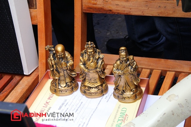 Ba bức tượng Phúc- Lộc-Thọ làm bằng bột đá, tham gia vào buổi đấu giá với giá khởi điểm là 0 đồng.