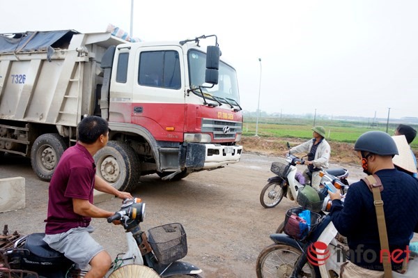 Đường nối Nội Bài - Nhật Tân: Dân chặn xe đơn vị thi công