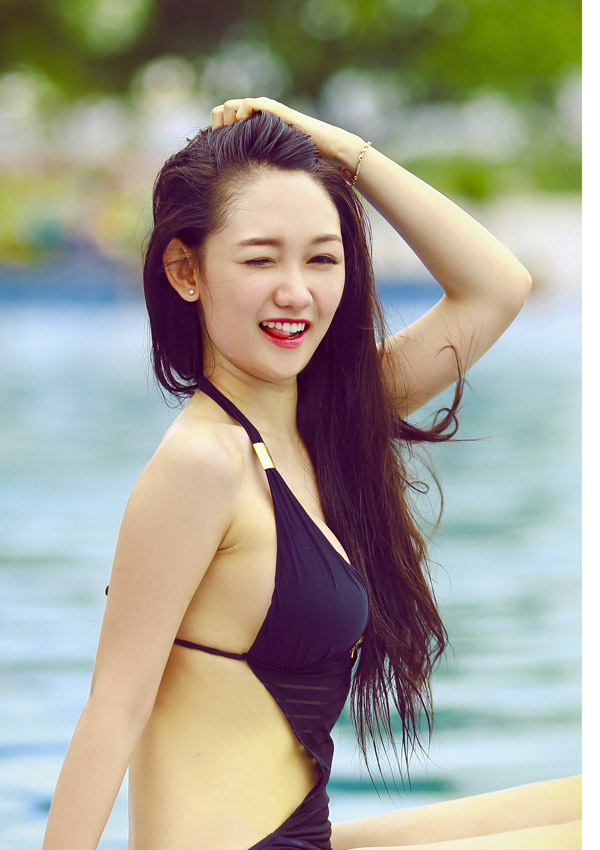 Hot girl bán báo 17 tuổi nóng bỏng với bikini