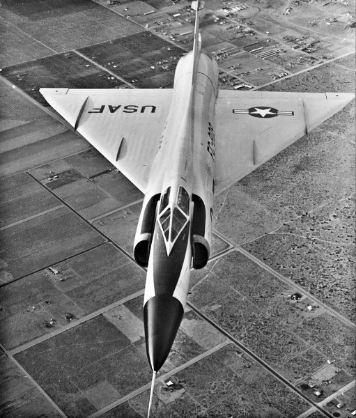 Convair F-102 Delta Dagger là máy bay đánh chặn siêu âm đầu tiên được thiết kế để đánh chặn các máy bay ném bom của Liên Xô. Hơn 1.000 máy bay chiến đấu loại này đã được sản xuất.