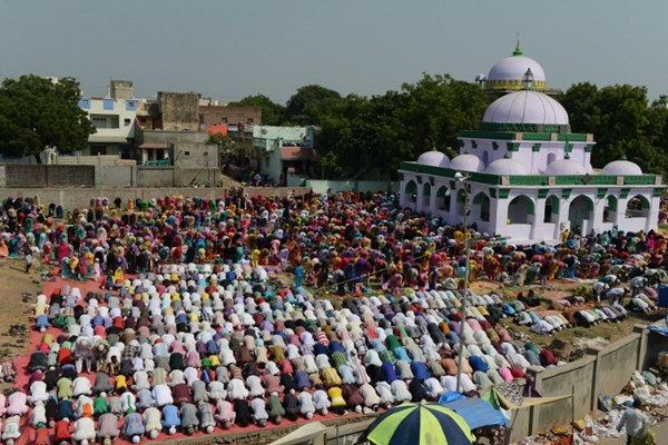 Hàng chục ngàn người Hồi giáo hành hương cầu nguyện tại thánh địa Mecca vào ngày 4/10.