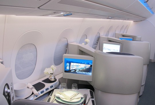Hạng ghế thương gia có độ ngả phẳng 180 độ, hành khách có cảm giác thư giãn như nằm trên giường ngủ trên các chuyến bay xuyên đại dương. Đặc biệt, A350 có màn hình giải trí lớn, được cung cấp thiết bị wifi để kết nối internet cho hành khách đọc báo, giải trí. Cửa sổ máy bay được điều khiển bằng nút bấm.