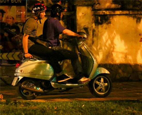 Hoài Lâm đi xe máy về nhà sau tiệc sinh nhật hoành tráng