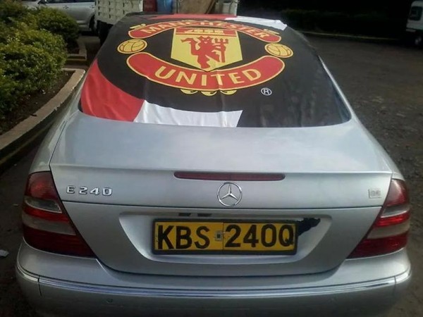 Đến xe cưới cũng được khoác cờ truyền thống của Manchester United