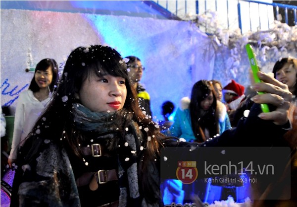 Người Hà Nội thích thú hứng tuyết đón Giáng sinh sớm 7