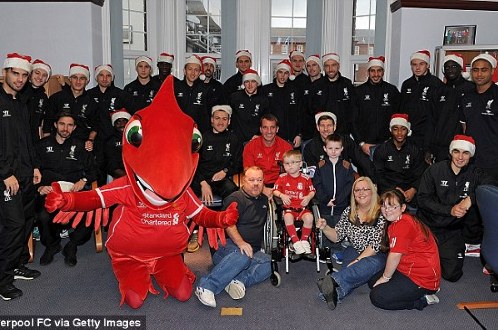  Toàn đội Liverpool đến thăm các bệnh nhân nghèo. Ảnh: Getty Images