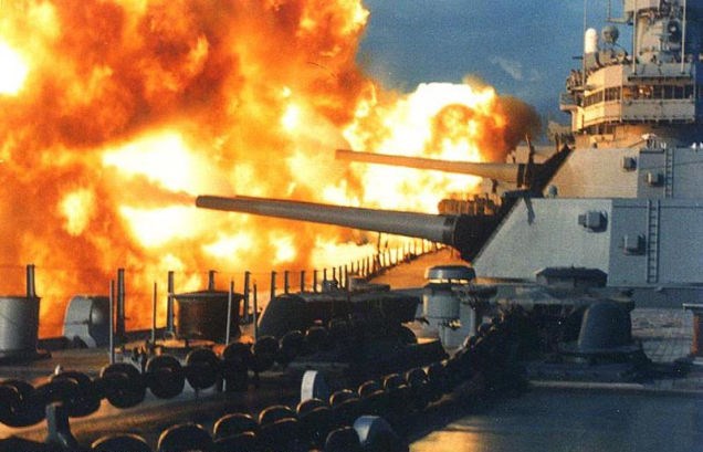 Cận cảnh các khẩu pháo trên USS Iowa khai hỏa.