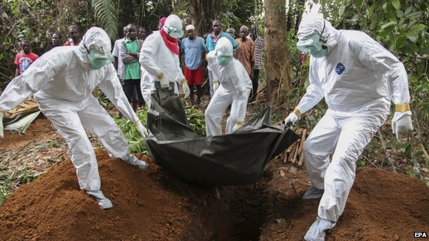 Chôn cất nạn nhân Ebola ở Liberia (Ảnh: BBC)