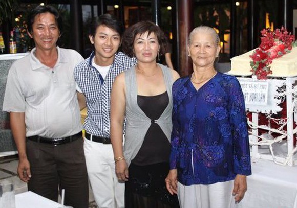 Hoài Lâm cùng với ba mẹ ruột và bà.