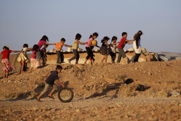 Trẻ em chạy khỏi các cuộc xung đột giữa phiến quân và quân đội chính phủ, chơi trong trại tị nạn Al-Tah ở Idlib, Syria.
