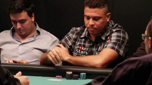 Ronaldo béo tiêu tiền tấn trên bàn poker