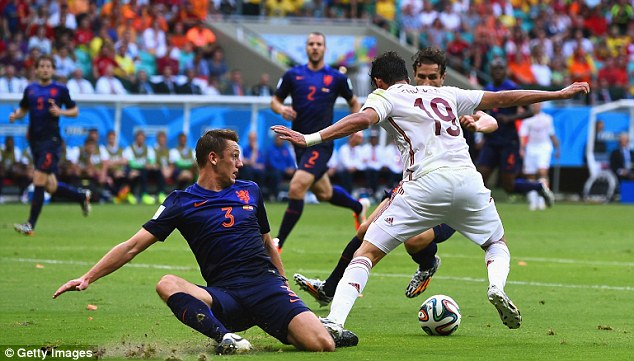 Diego Costa ăn vạ kiếm penalty ngay cả khi đã ngoặt bóng qua được hậu vệ Hà Lan