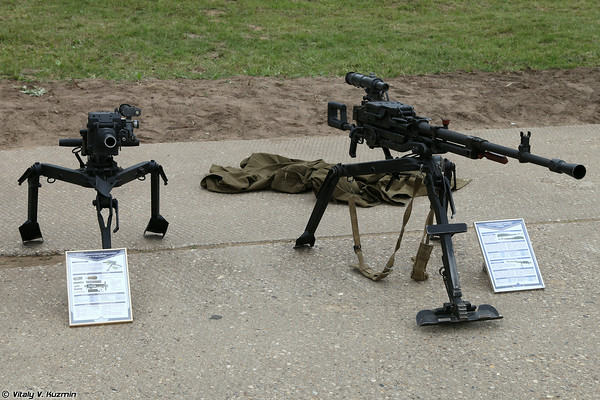 Súng phóng lựu liên thanh AGS-17 (bên trái) và súng máy hạng nặng NCVS cỡ nòng 12,7mm.