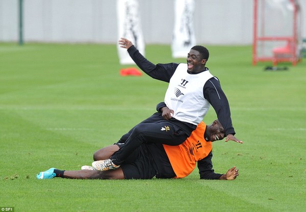 Balotelli vui đùa cùng Toure.