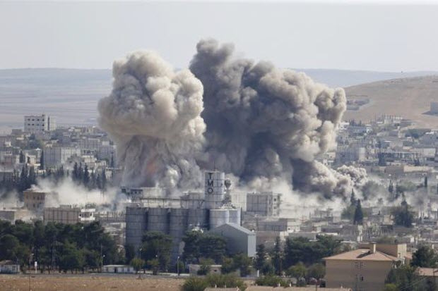 Khói bốc lên dữ dội sau cuộc không kích do Mỹ đứng đầu nhằm vào thị trấn Kobani, Syria.