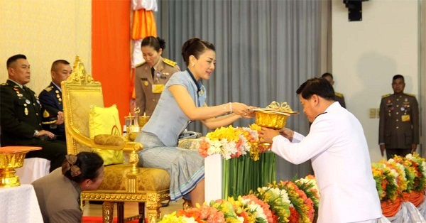 Nhờ vậy, bà được Nhà vua Bhumibol Adulyadej phong tước hiệu công chúa Thái Lan và được chính thức công nhận Vương phi - phu nhân hoàng tộc của Hoảng tử.