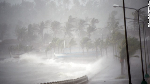 Gió mạnh và mưa lớn do siêu bão Hagupit tại bờ biển thành phố Legazpi, Philippines.