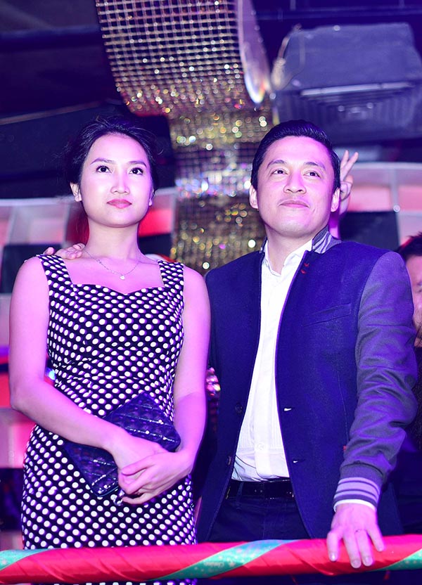 Gây chú ý nhiều ở hàng ghế khán giả là sự xuất hiện của Lam Trường và vợ mới cưới. Cả 2 đều chọn phong cách thời trang đơn giản để đến ủng hộ đêm nhạc của Thanh Thảo.