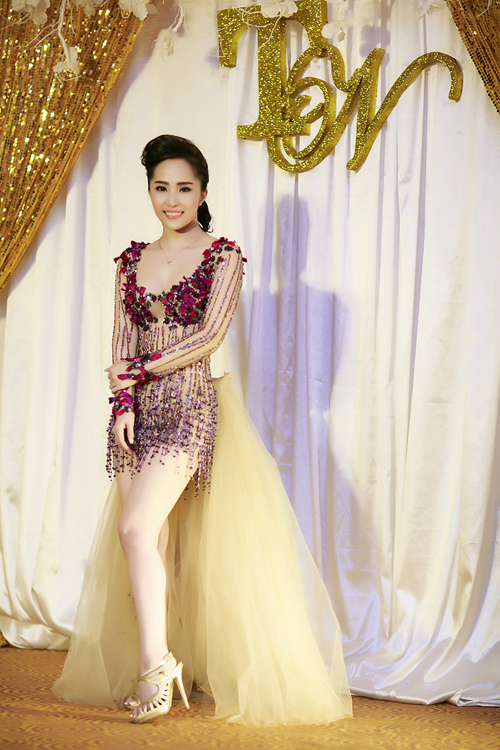 Khi nghi lễ thành hôn truyền thống kết thúc, Quỳnh Nga thay chiếc váy cúp ngực bằng váy cưới ngắn đính đá. Đây là trang phục cô chuẩn bị cho phần biểu diễn sexy của mình trên sân khấu.