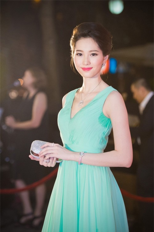 Vẻ đẹp thuần khiết, sang trọng của Hoa hậu Đặng Thu Thảo bị giảm đi đáng kể vì vùng nách của chiếc váy bị ướt.