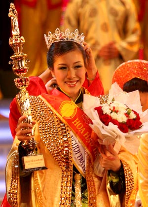 Cô đăng quang Hoa hậu Thế giới người Việt năm 2007.