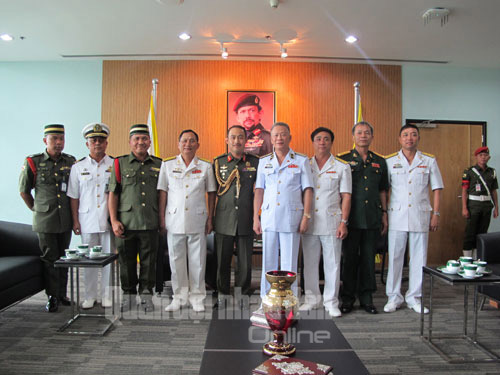 Tư lệnh Lực lượng vũ trang Brunei Dato Tawih (thứ 5 từ trái sang) cũng dành nhiều thời gian để tiếp Chuẩn Đô đốc Nguyễn Văn Kiệm và đại diện chỉ huy hai tàu.