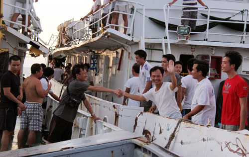 Những cái bắt tay và lời động viên khích lệ của các cán bộ, nhân viên kiểm ngư Việt Nam mỗi khi tàu cập mạn.