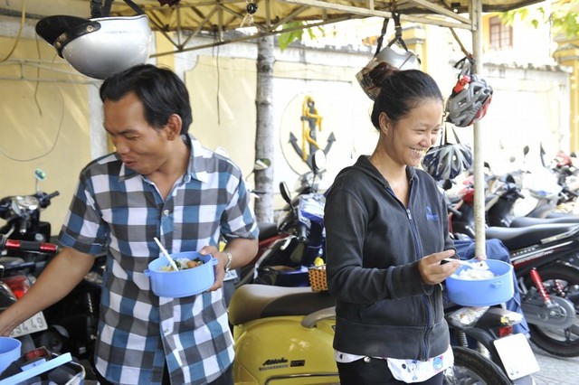 Nói đến chuyện tình yêu, chuyện đám cưới, chuyện sắp được làm bố... cả Tài lẫn Thúy An đều bẽn lẽn cười. Trông họ thật dễ thương biết bao.