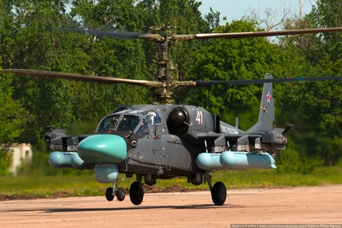 Ka-52 là loại trực thăng duy nhất trên thế giới trang bị ghế phóng khẩn cấp cho phi công (một loại ghế tự động gắn rocket phóng phi công ra khỏi buồng lái nếu máy bay rơi). Kiểu ghế phóng này thường chỉ xuất hiện trên các máy bay chiến đấu chiến thuật. 