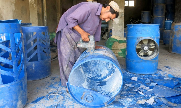 Những chiếc quạt khổng lồ được làm từ thủng nước để chống lại đợt nóng hơn 40 độ C ở Kandahar, Afghanistan.