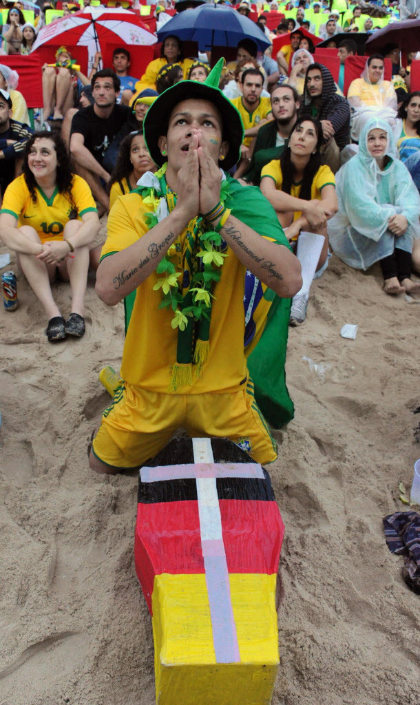 Fan của Brazil tại FIFA Fan Fest tại Rio de Janeiro, Brazil tham dự World Cup 2014 trận bán kết Brazil vs Đức - được tổ chức tại sân vận động Mineirao tại Belo Horizonte -. Trên 08 tháng bảy năm 2014 Tasso MARCELO / AFP / Getty Images